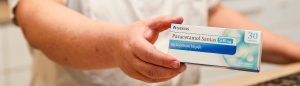 “Apotheker toont verpakking Paracetamol tijdens medicijnconsult
