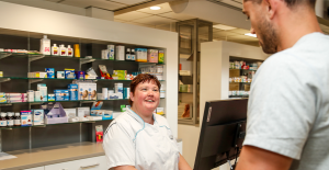 Apothekersassistent geeft gezondheidsadvies aan patiënt bij Apotheek De Batau in Nieuwegein